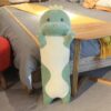 Oreiller long dinosaure en peluche