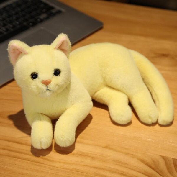 Animaux en peluche en forme de chat couché