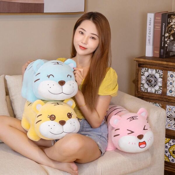 product-image-1908394257_c7ed9315-615a-4bdb-bbe3-484bc7c7eb7a.jpg Peluche Tigre accroupi