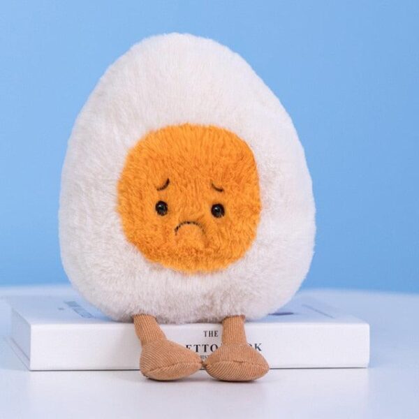 Poupées en carton avec des œufs à la coque