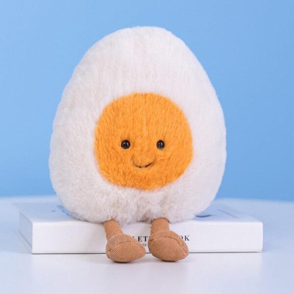 Poupées en carton avec des œufs à la coque