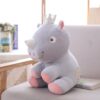 Adorables peluches rhinocéros avec couronnes