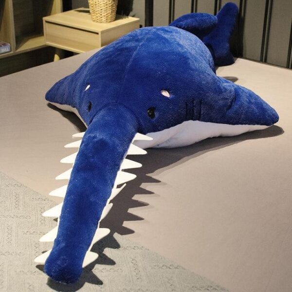 Animal en peluche requin à dents de scie dominateur