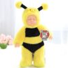 Poupée bébé humain en abeille dormant paisiblement