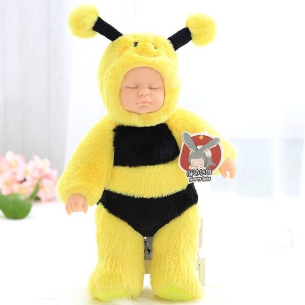 Poupée bébé humain en abeille dormant paisiblement
