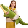 peluche geante crocodile avec enfant.jpg