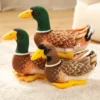 Peluche de canard sauvage nageant